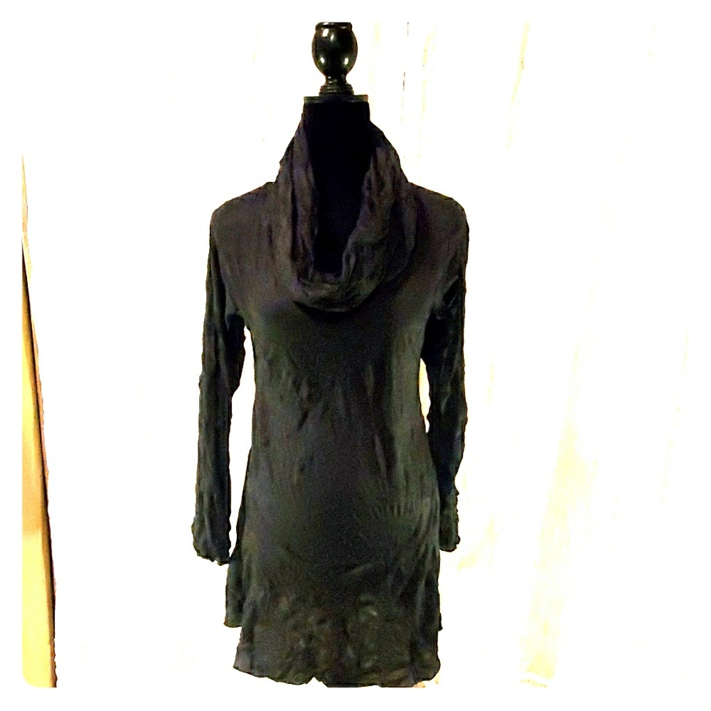 VINE STREET CRINKLE CUT BLACK TOP TURTLE NECK